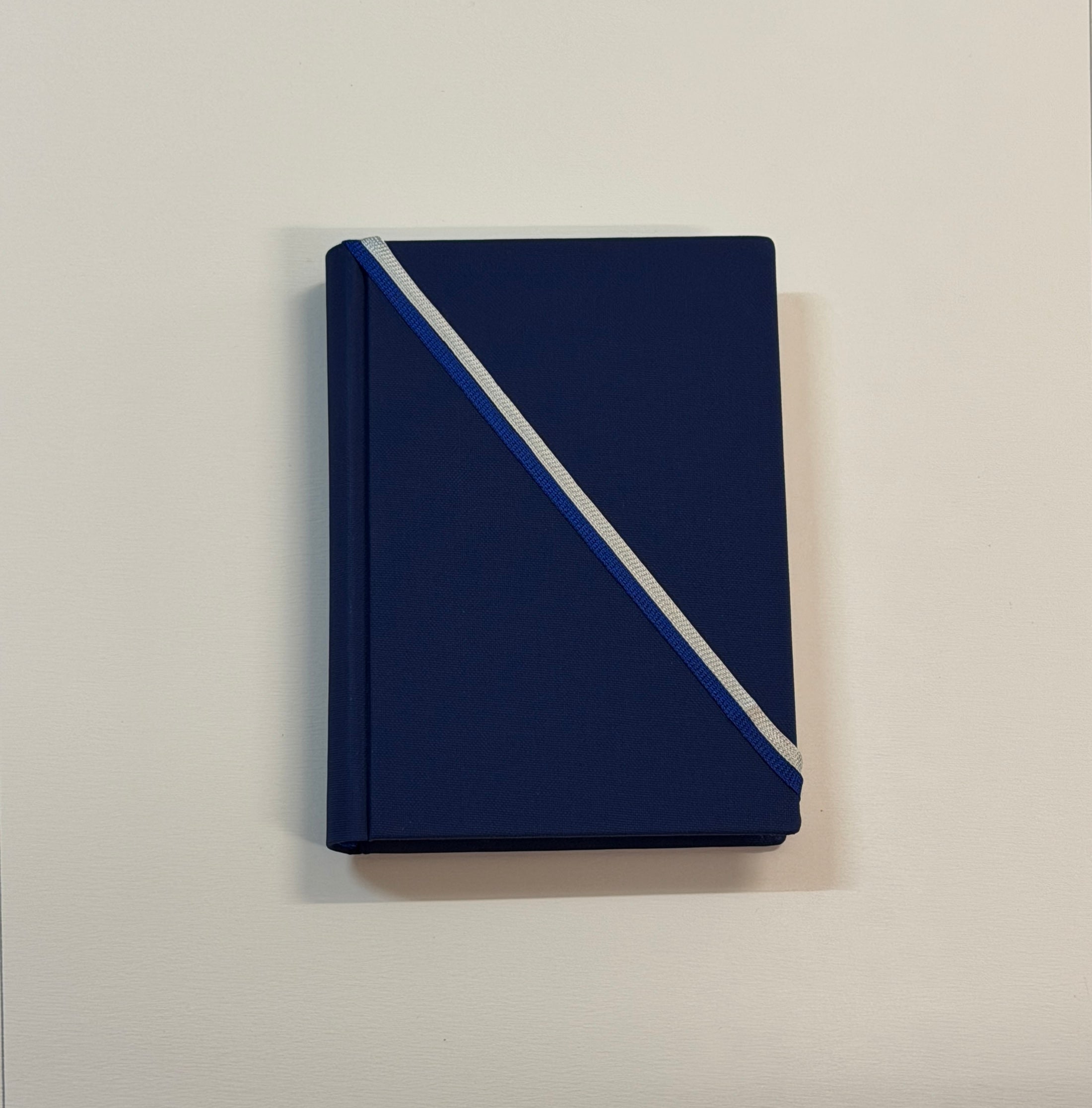 Le Pocket – Carnet A6 en Buckram Matt Bleu