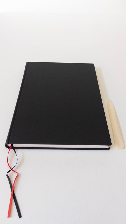 Carnet Buckram A4 Noir — vue avec plioir