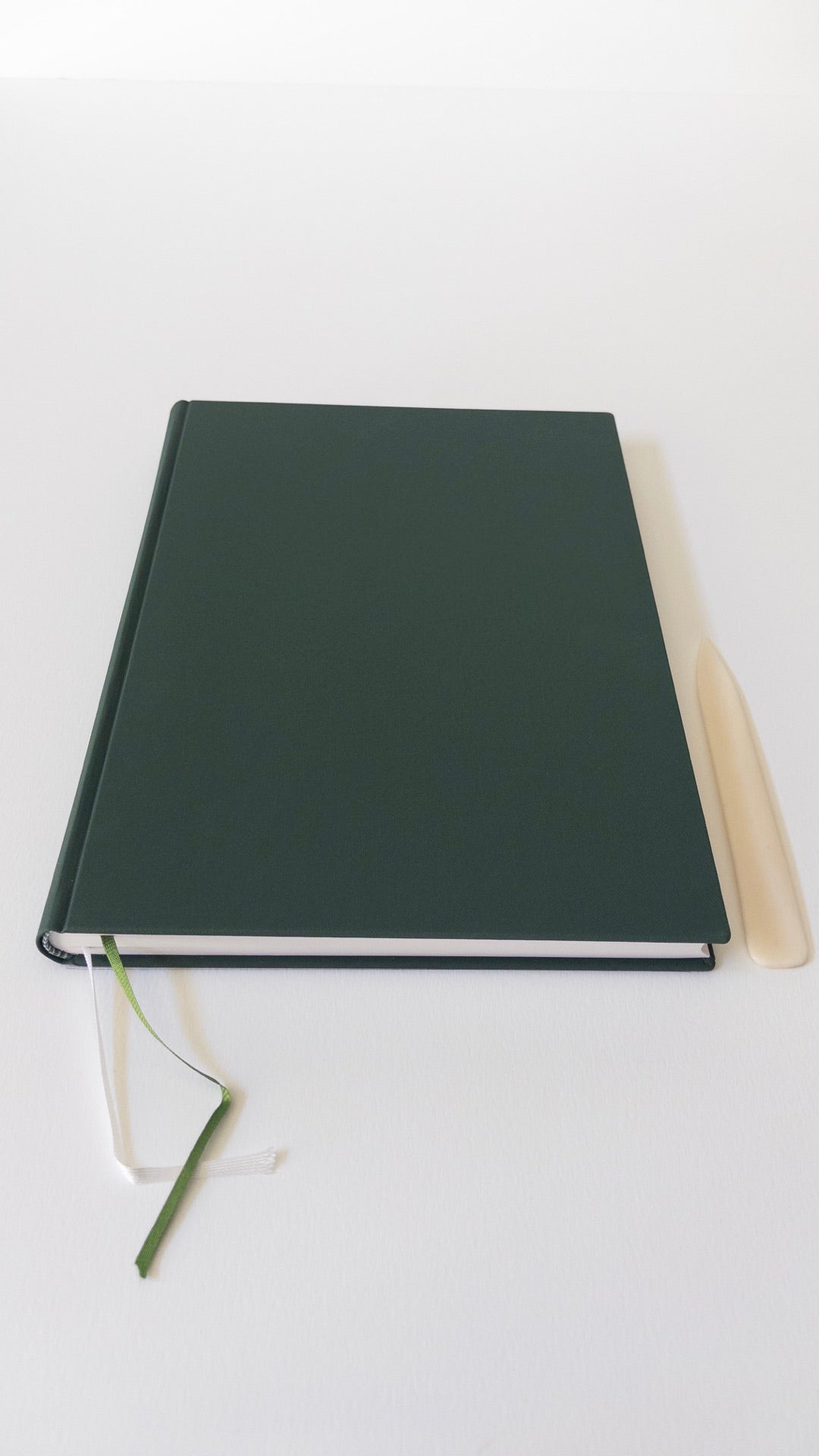 Carnet Buckram A4 Vert — vue avec plioir