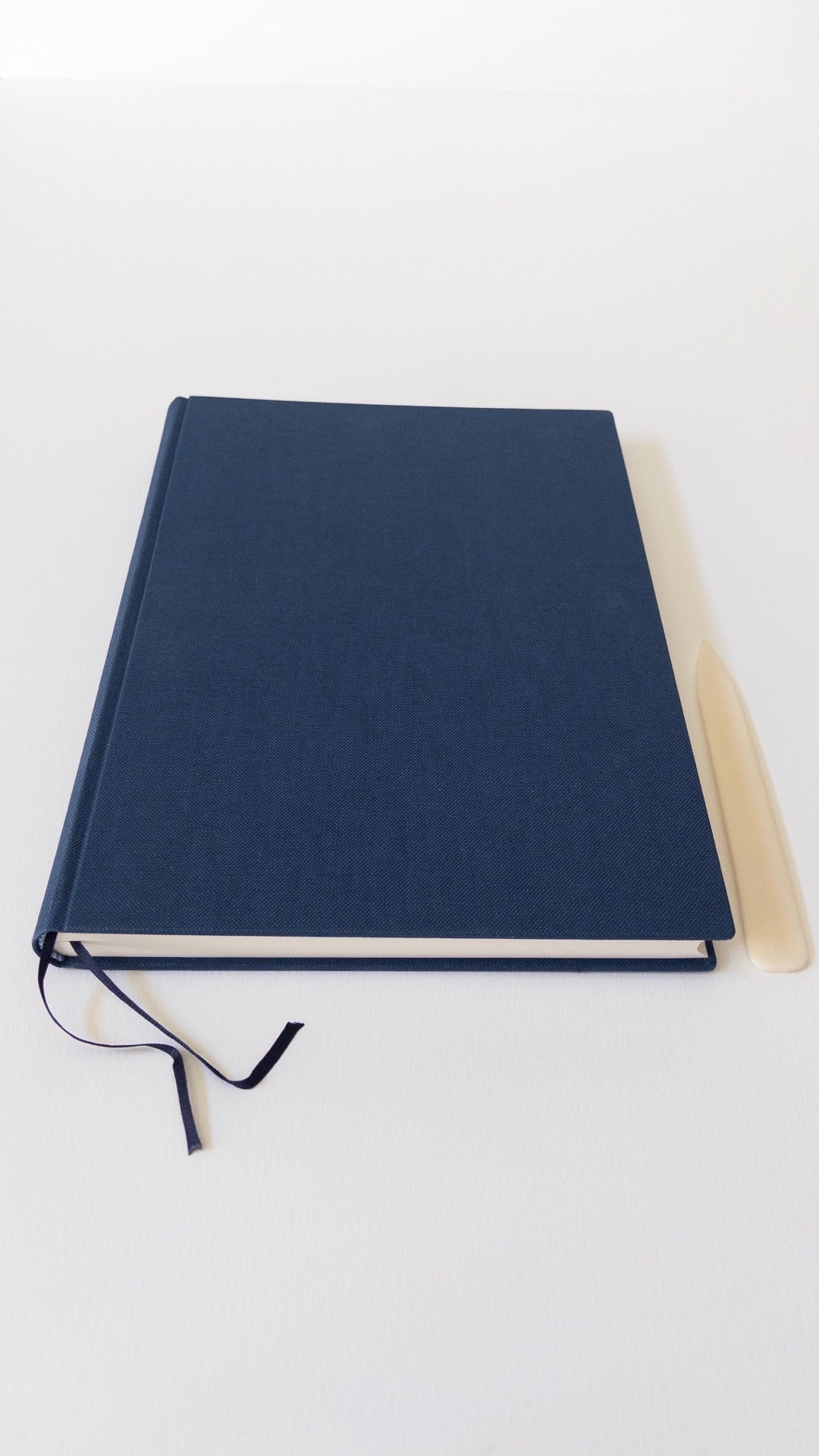 Carnet Impériale A4 Bleu — vue avec plioir