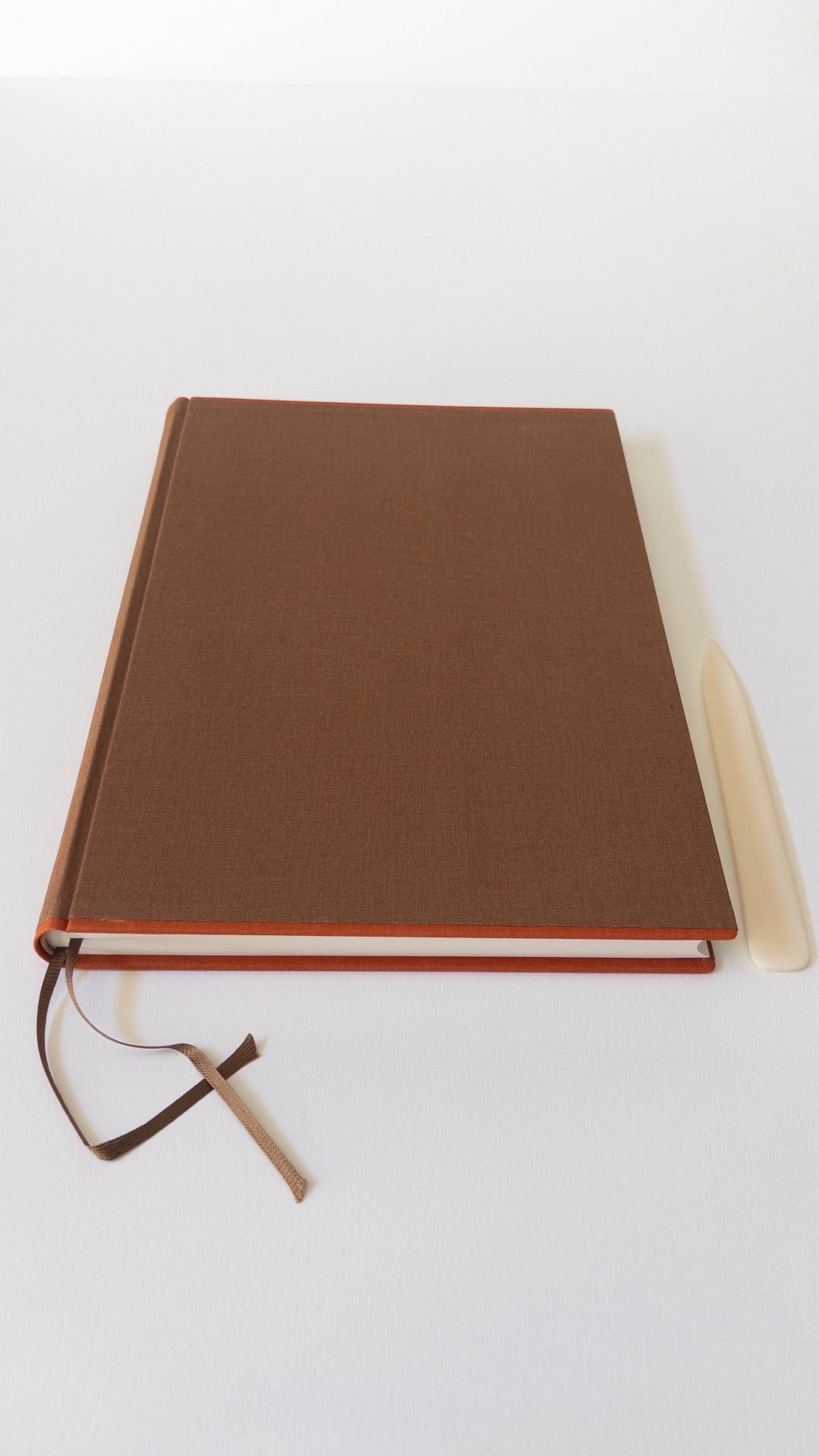 Carnet Impériale A4 Brun — vue avec plioir