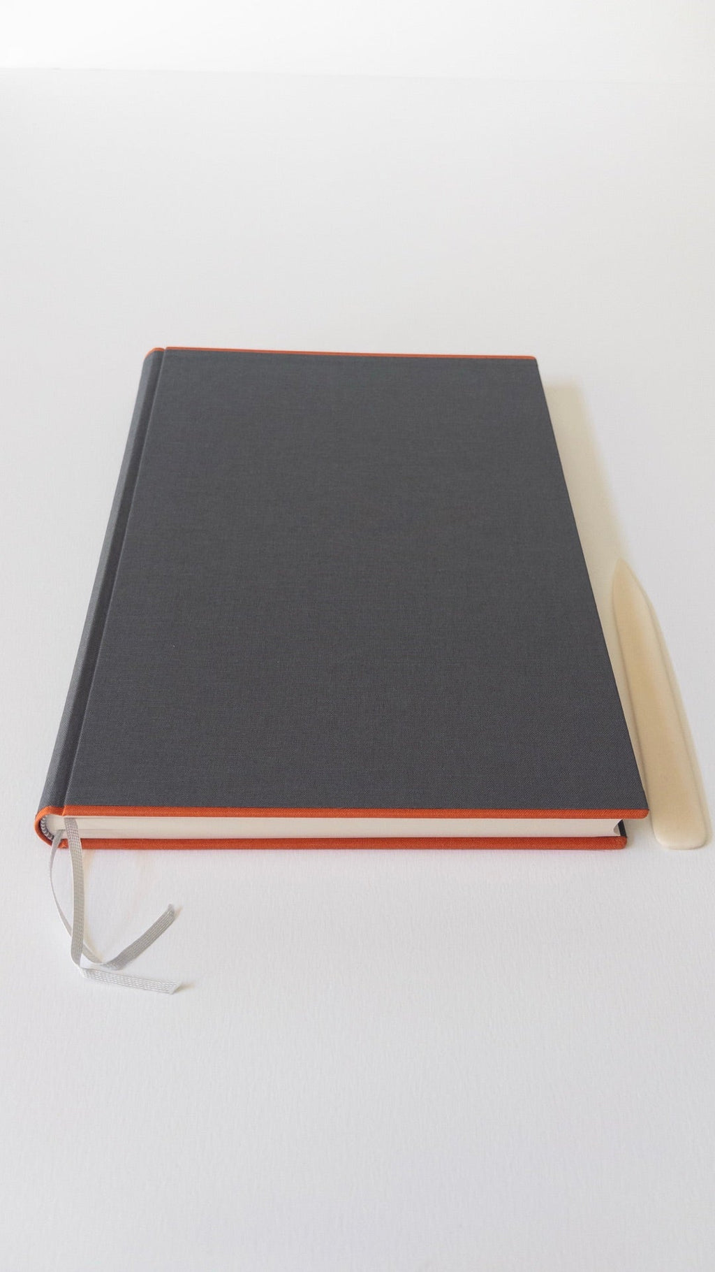 Carnet Impériale A4 Gris — vue avec plioir
