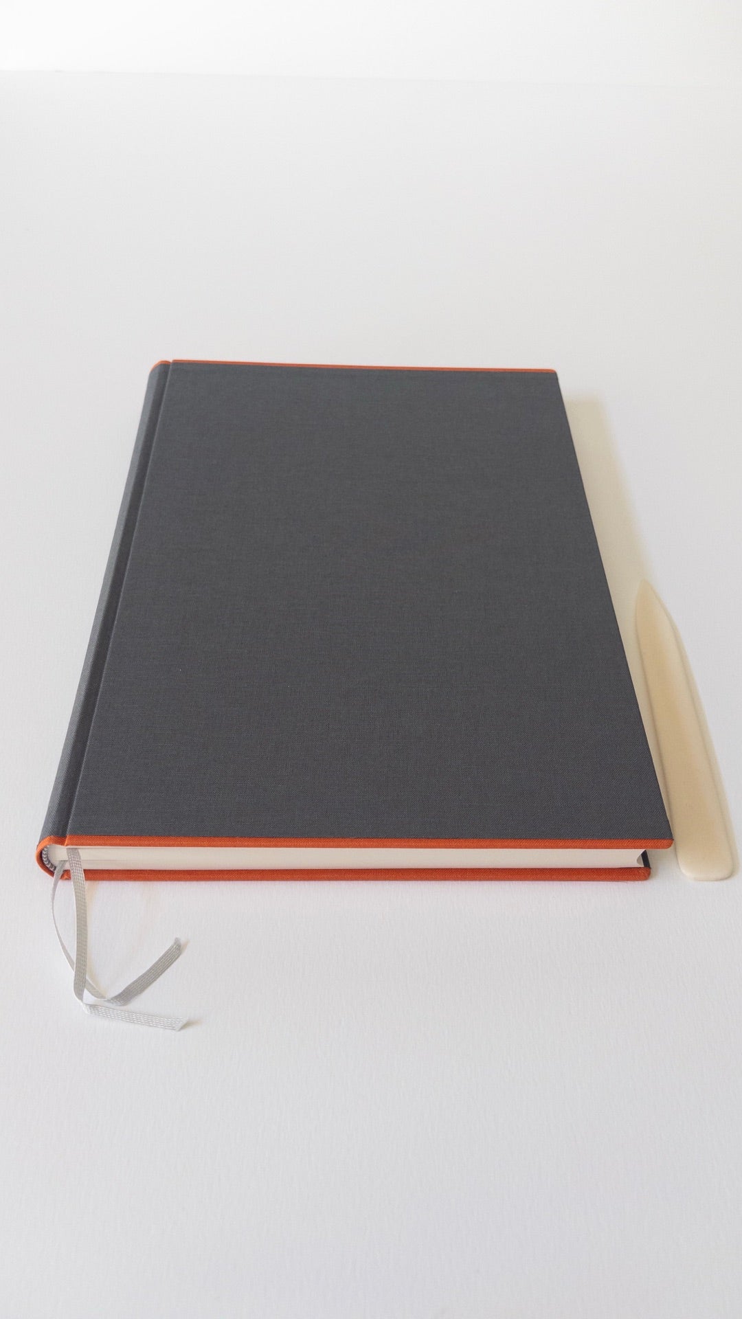 Carnet Impériale A4 Gris — vue avec plioir