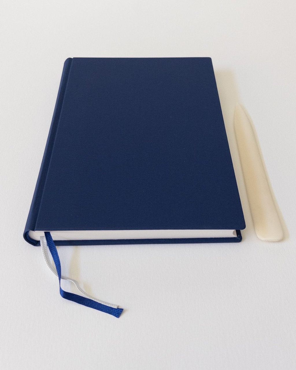 Carnet Buckram A5 Bleu — vue avec plioir
