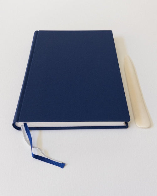 Carnet Buckram A5 Bleu — vue avec plioir