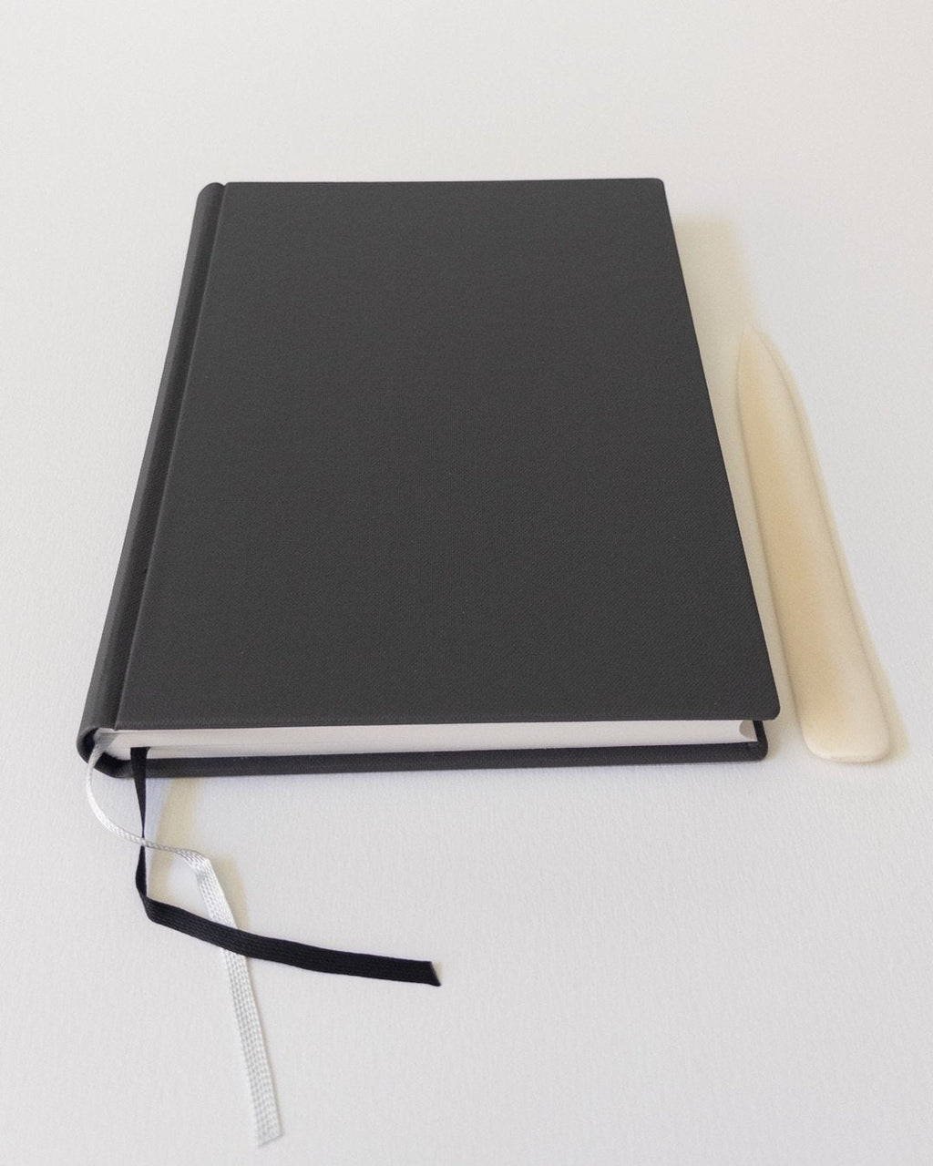 Carnet Buckram A5 Gris — vue avec plioir