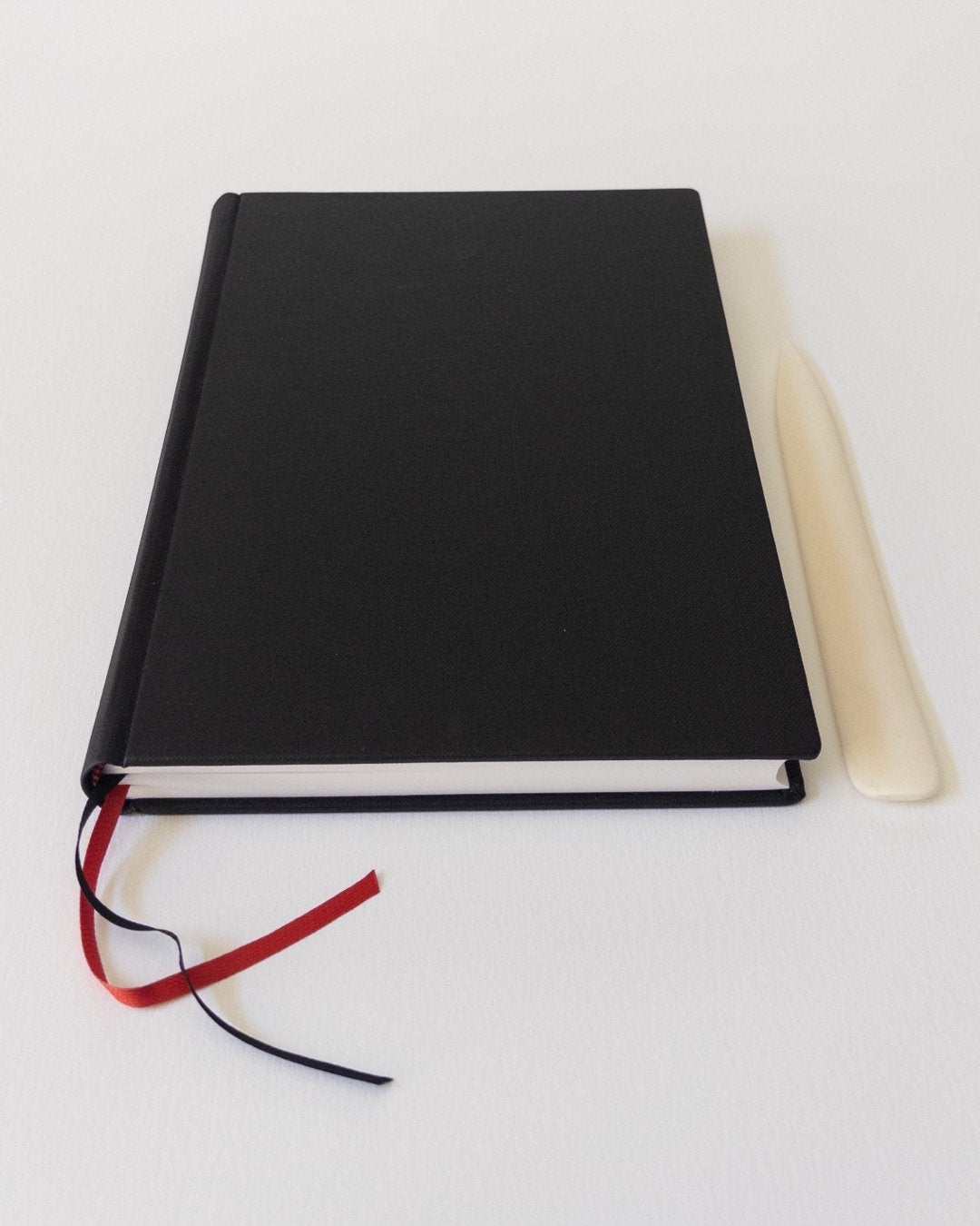 Carnet Buckram A5 Noir — vue avec plioir