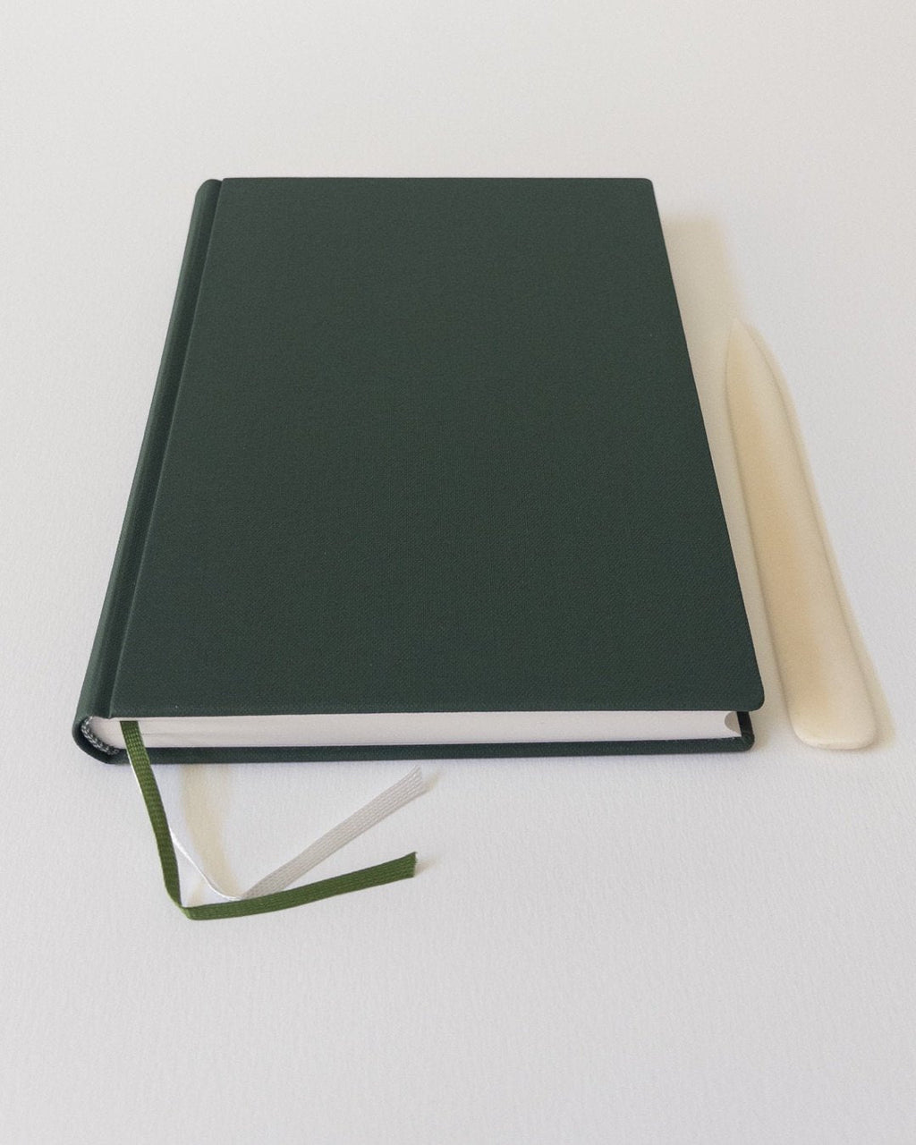Carnet Buckram A5 Vert — vue avec plioir