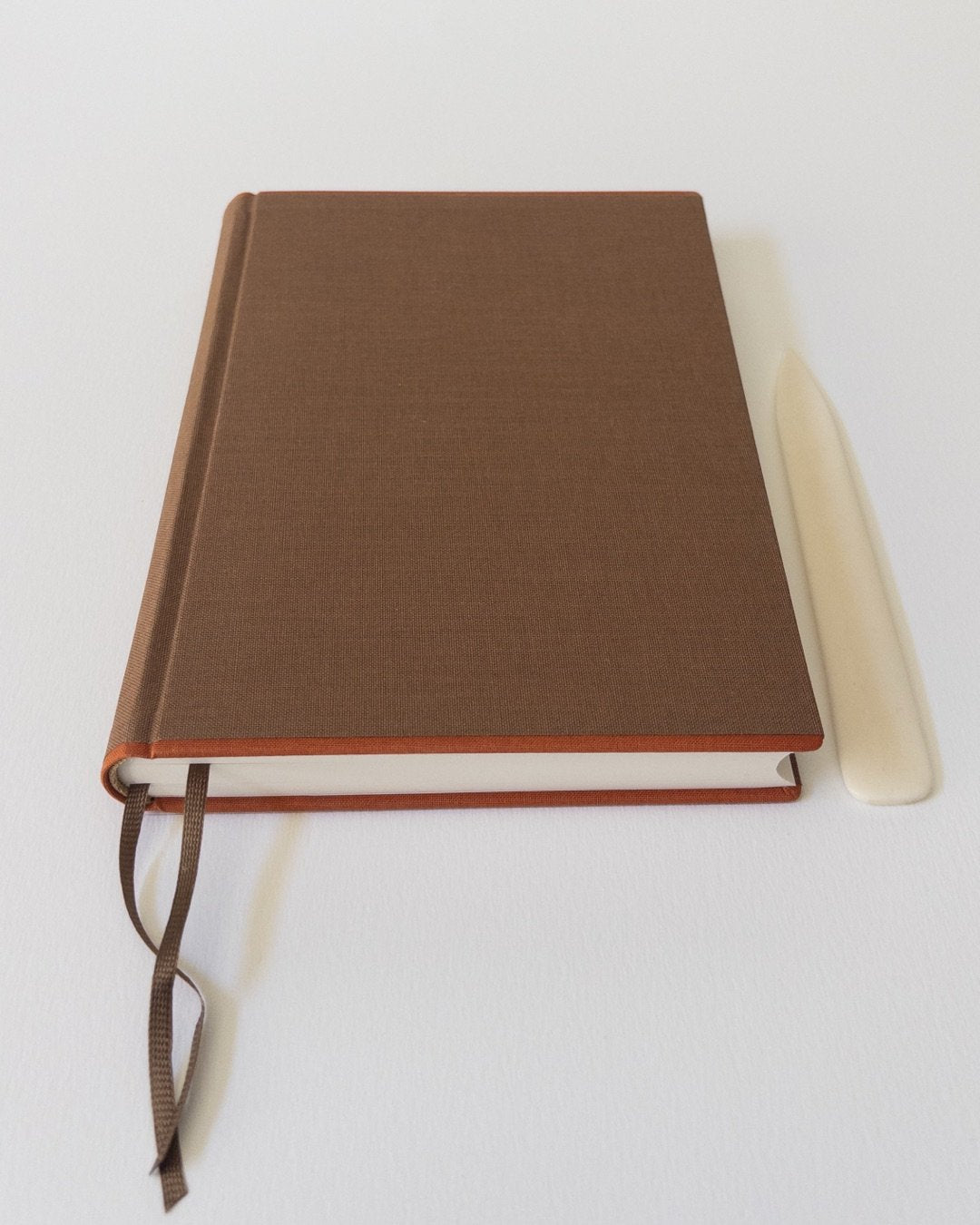 Carnet Impériale A5 Brun — vue avec plioir