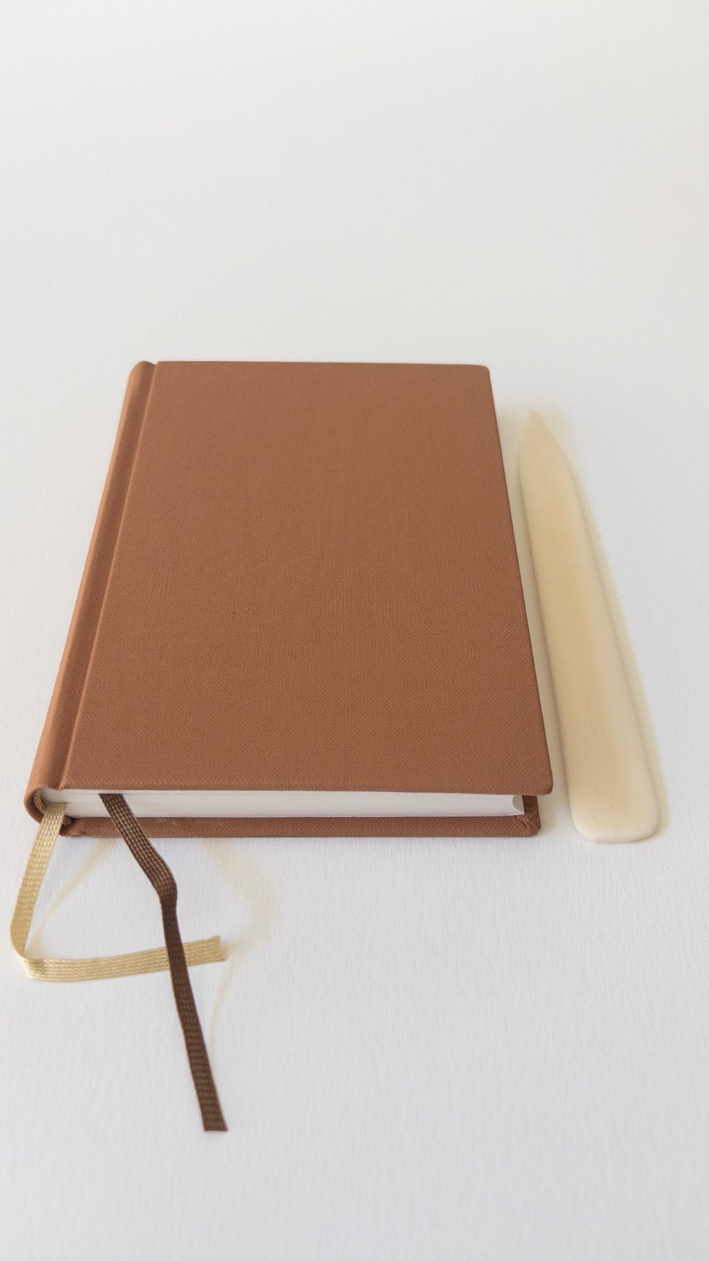 Carnet Buckram A6 Brun — vue avec plioir