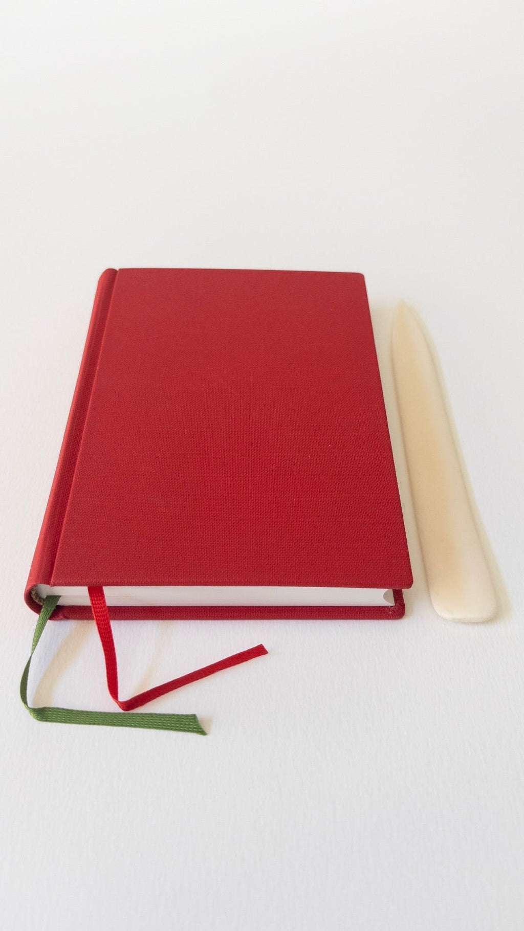 Carnet Buckram A6 Rouge — vue avec plioir