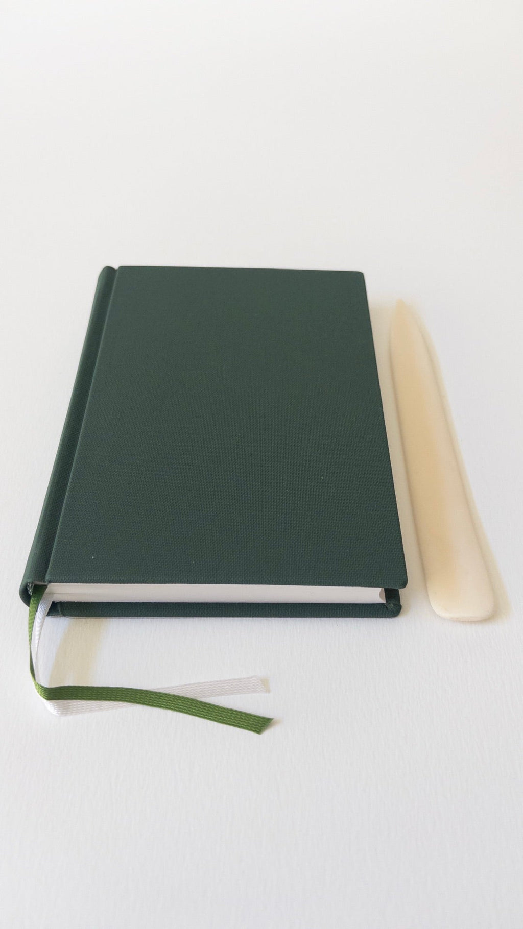 Carnet Buckram A6 Vert — vue avec plioir
