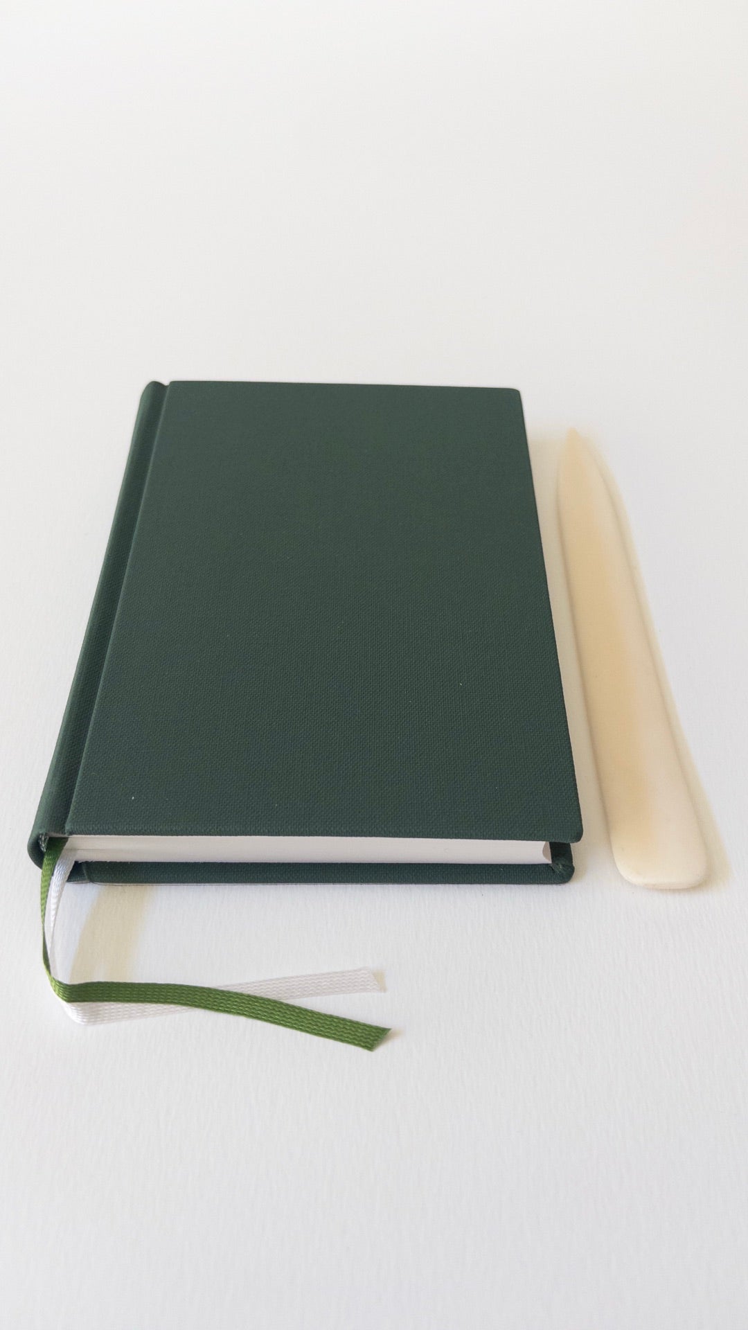 Carnet Buckram A6 Vert — vue avec plioir