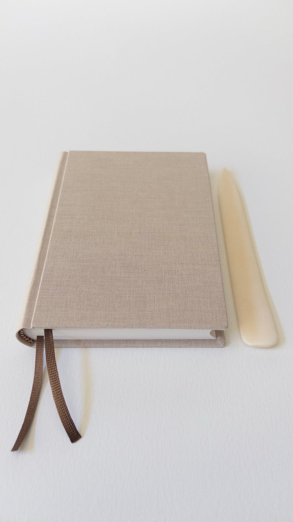 Carnet Marais A6 Grège — vue avec plioir