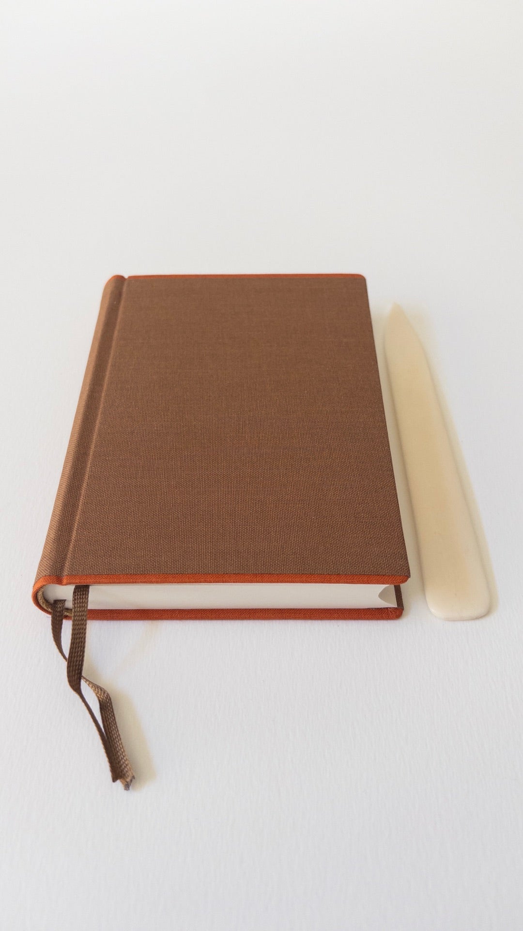 Carnet Impériale A6 Brun — vue avec plioir