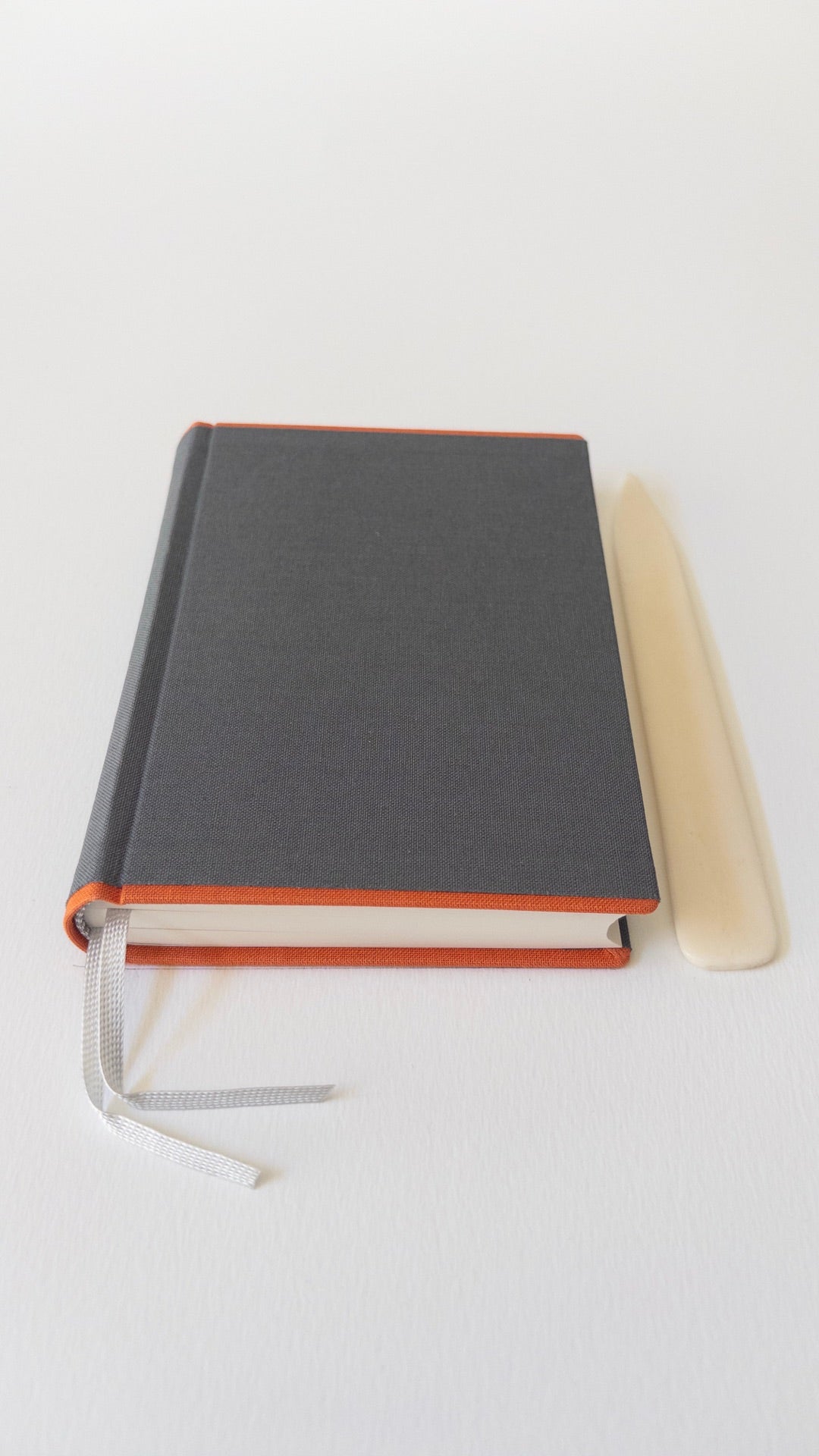 Carnet Impériale A6 Gris — vue avec plioir