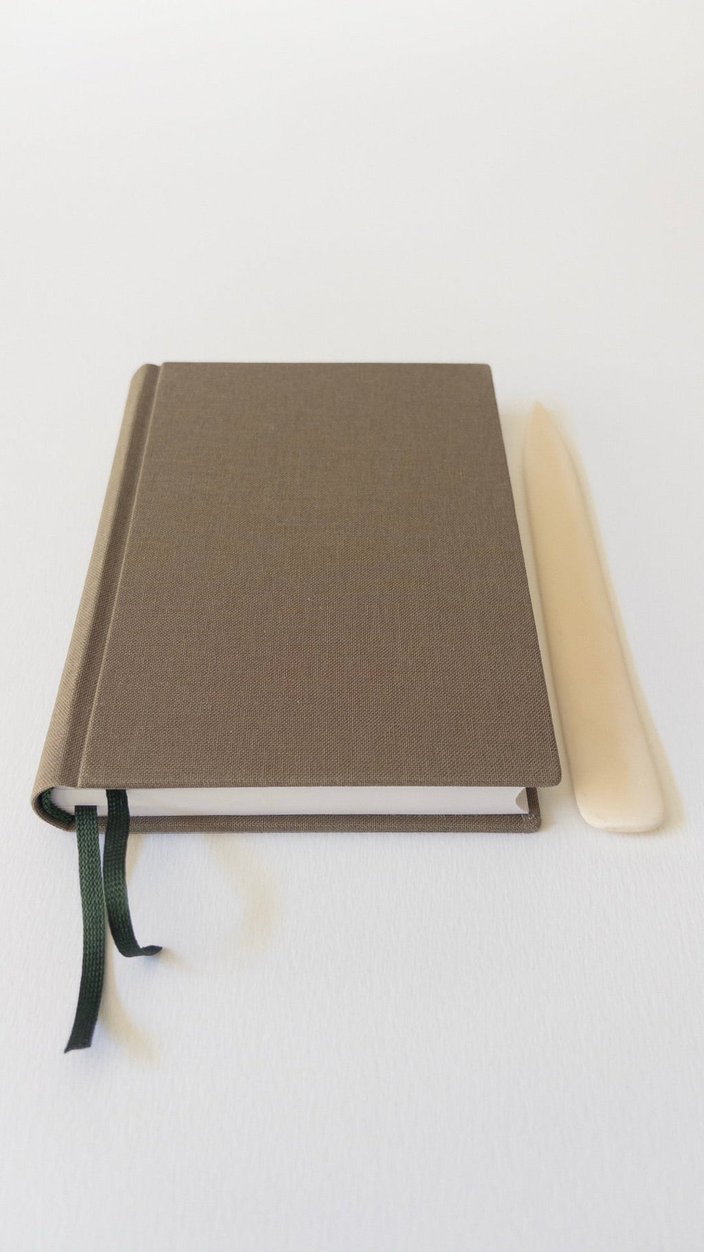 Carnet Marais A6 Kaki — vue avec plioir