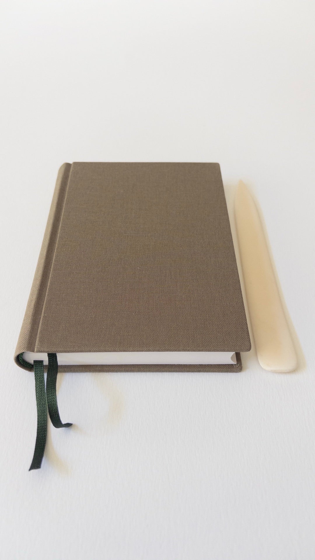 Carnet Marais A6 Kaki — vue avec plioir